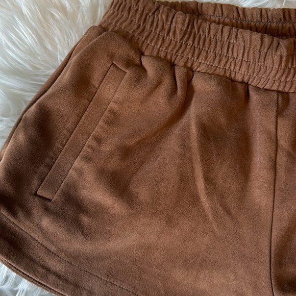 A b e r c r o m b i e & F i t c h • Sueded mini shorts - Picture 2 of 7